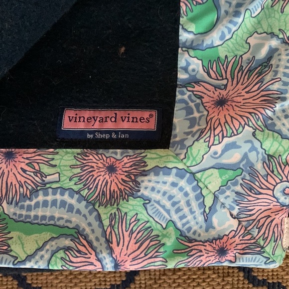 Vineyard Vines Seahourse Nautical Fleece Patterned Trim Blanket - Picture 2 of 3